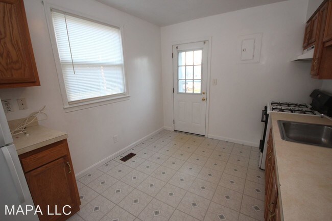 Building Photo - 2 br, 1 bath House - 338 Old Post Road