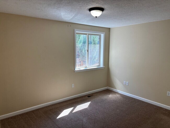 Building Photo - Downtown NW Bend Home Close to the River