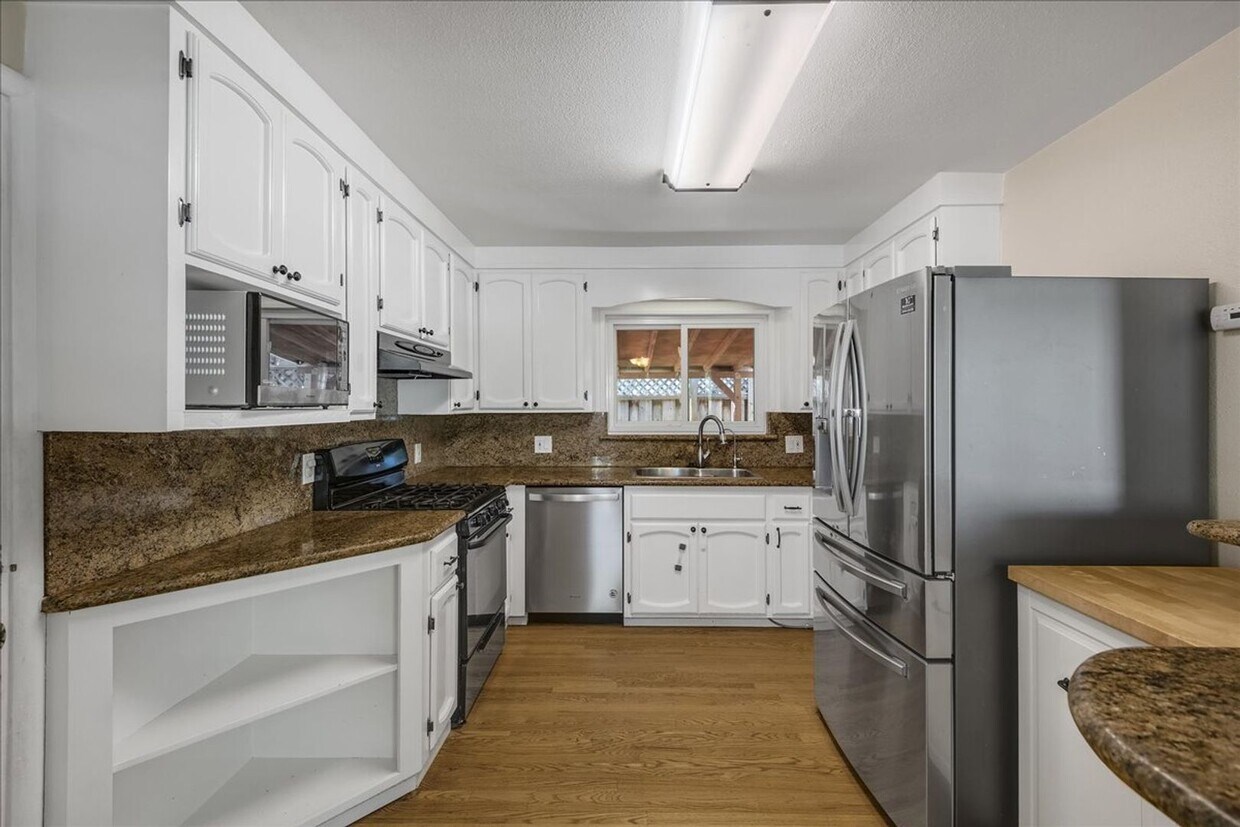 Foto principal - Spacious 3 bed 2 bath home in Mt. Carmel