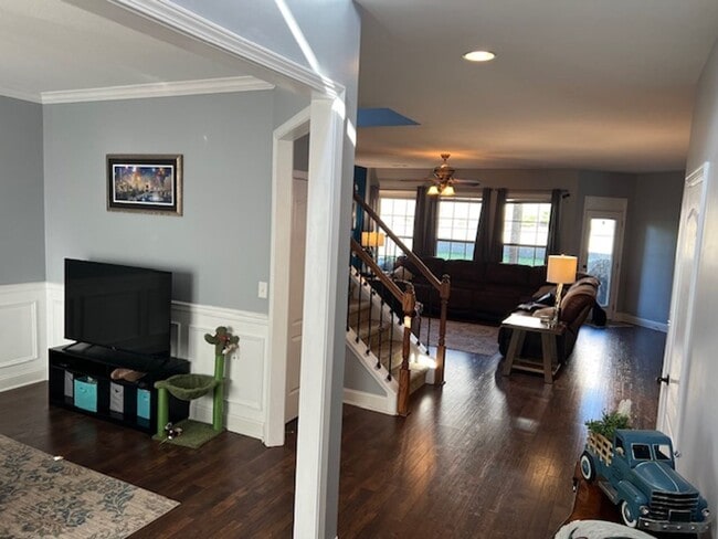 Building Photo - COMING SOON! Stunning 5 bedroom 3.5 bath h...