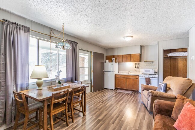 Foto del edificio - Cozy One Bedroom One Bath Retreat -  FURNI...
