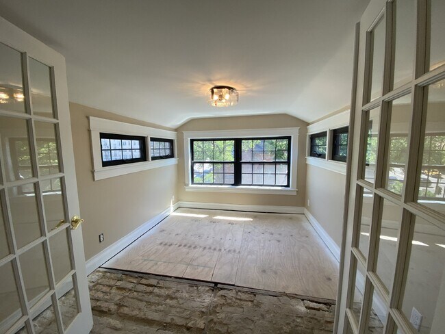 Building Photo - *Restored Historic 3 Bed Penthouse In Desi...