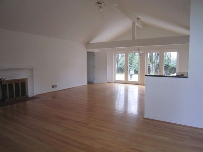 Building Photo - 2 Bed 1 Bath Home in Cedar Hills Neighborh...