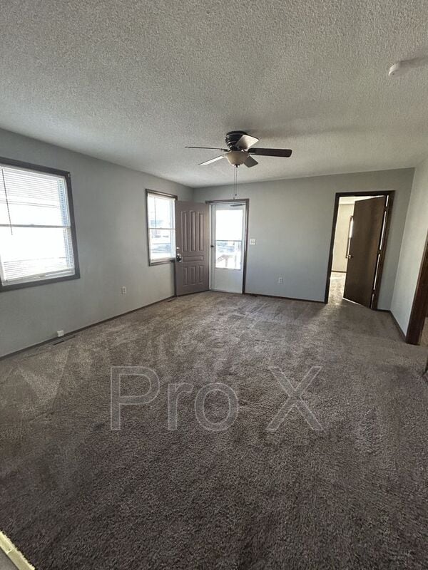 Foto del edificio - 313 E 8th St