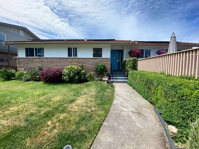 Building Photo - Spectacular Panoramic View at this 5-bed, ...