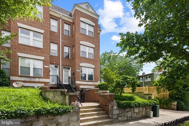 Building Photo - 606 Kentucky Ave SE