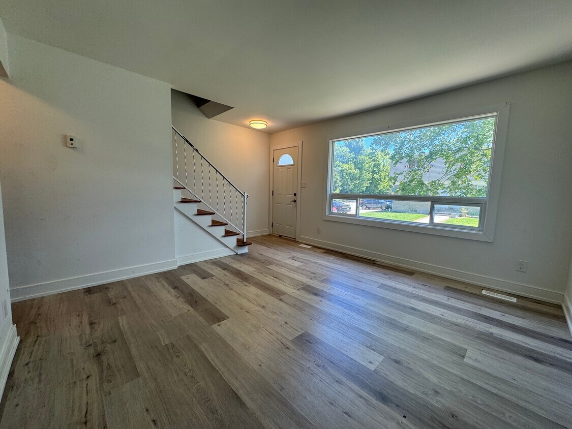 Photo principale - Freshly Renovated 2 Bed 1 Bath Townhome in...