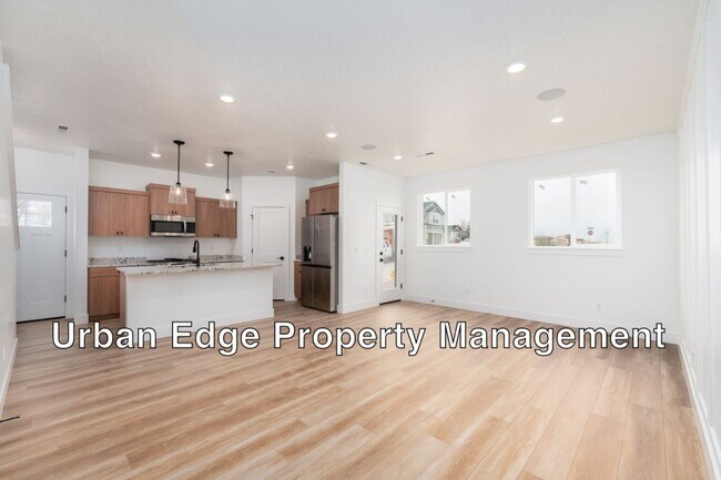 Foto del edificio - 3 Bedroom 2.5 Bath Newer Row Home!
