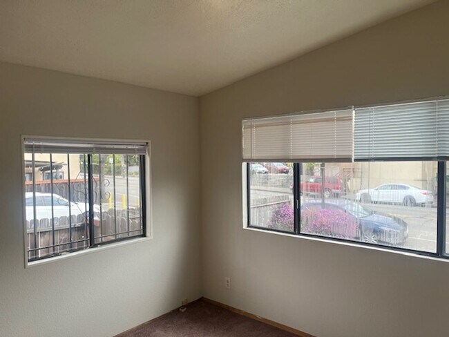 Foto del edificio - Three Bedroom in Temescal