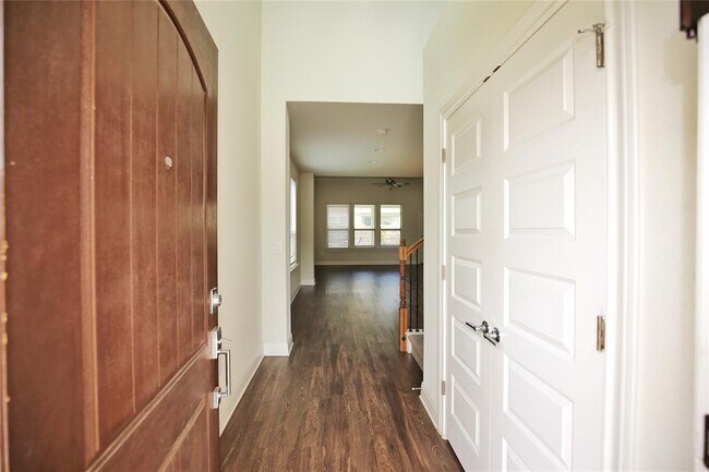 Building Photo - 14012 Hedera Dr