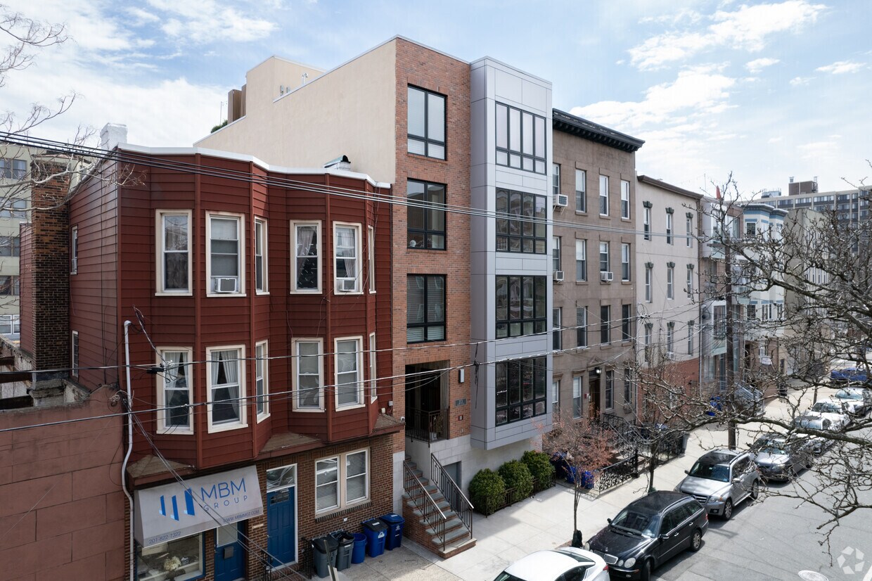 Primary Photo - 213 Adams St