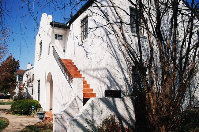 Building Photo - Historic Duplex near Plaza district!