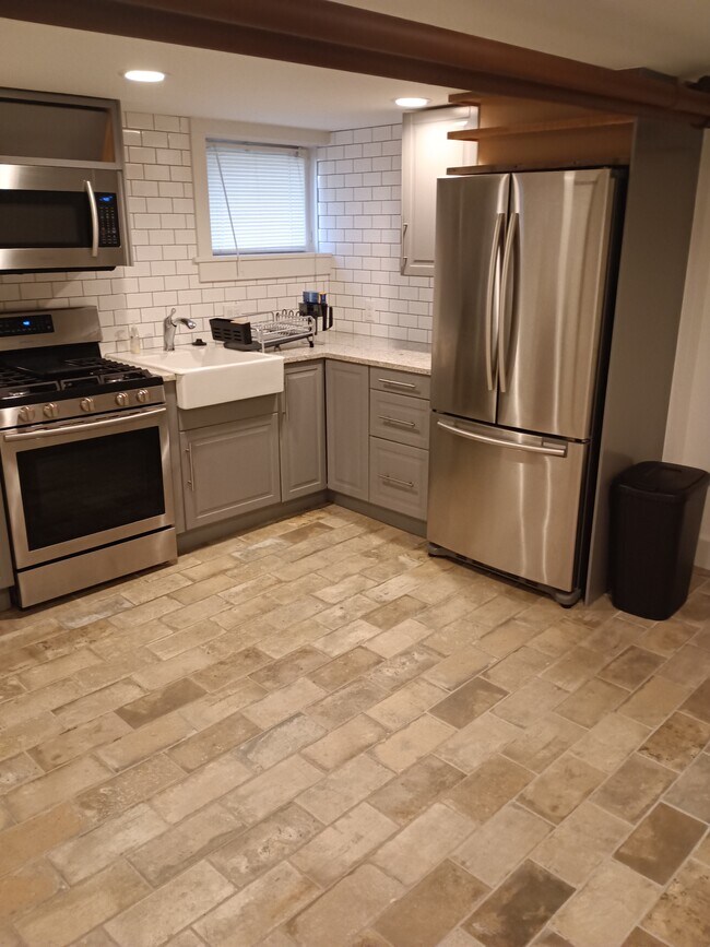 Electrodomésticos de acero inoxidable - 2329 Clermont St