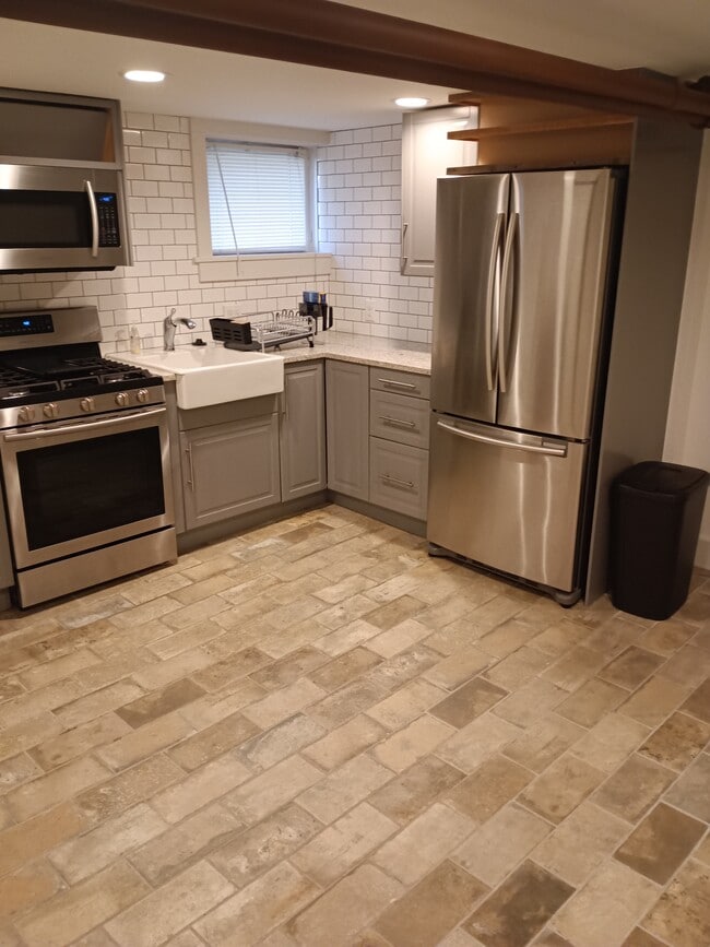 Stainless steel appliances - 2329 Clermont St