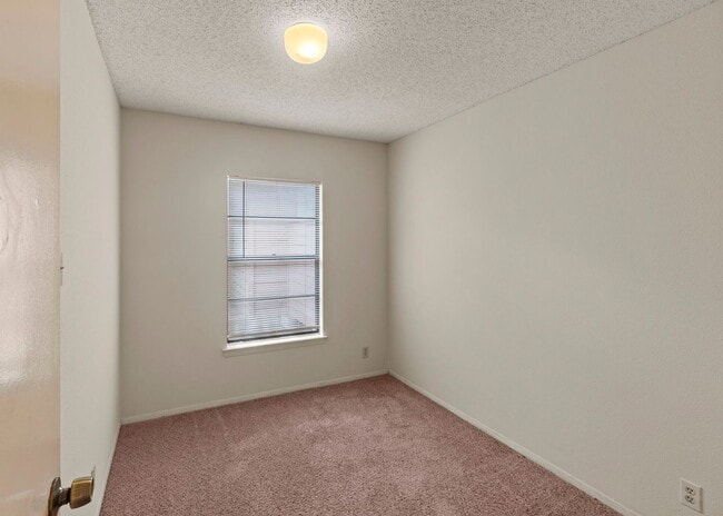 Building Photo - Close to UTSA / Medical