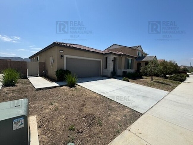Foto del edificio - Beautiful 3 Bed, 2 Bath Single-Story Home in McSweeny Farms with Open-Concept Living
