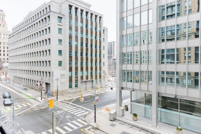 Photo du bâtiment - 250 University Ave