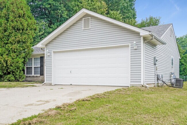 Building Photo - 4613 Lunenburg Dr