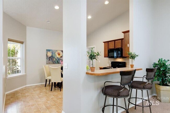 Foto del edificio - Beautiful, 3 Bed 2 Bath Home Featuring a 3 Car Garage with EV Charging Station!!