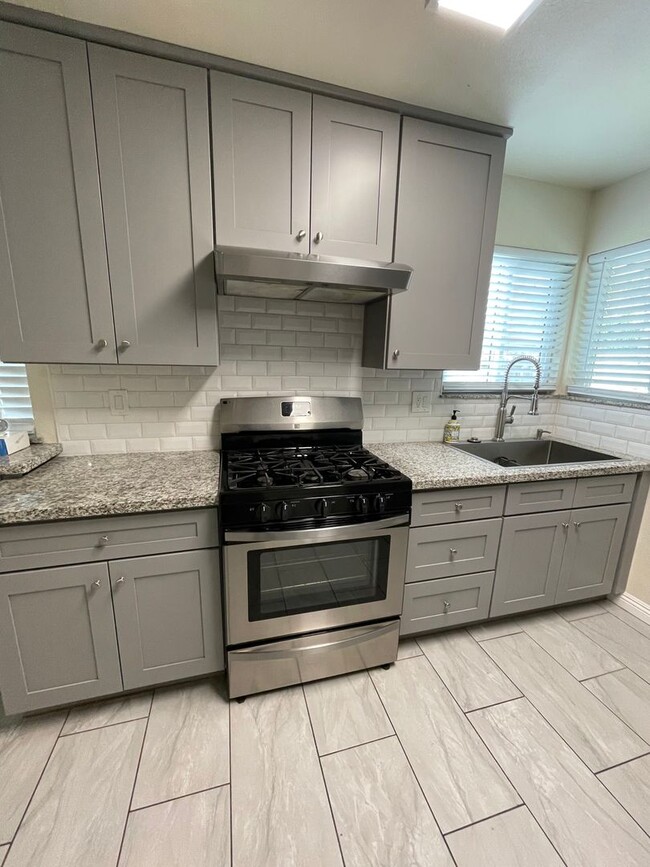 Building Photo - Charming Home in Northside Visalia!
