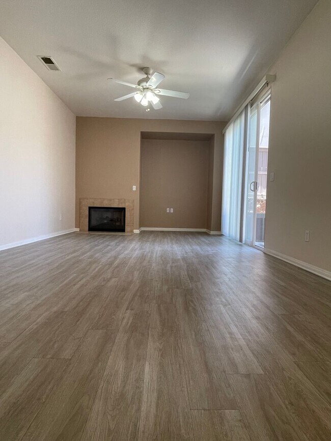 Building Photo - Gorgeous 3 bedroom, 2.5 bathroom, 2 story ...