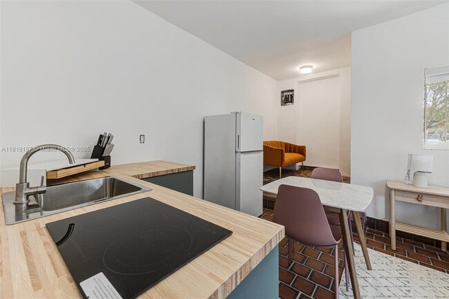 Foto del edificio - 571 NE 64th St