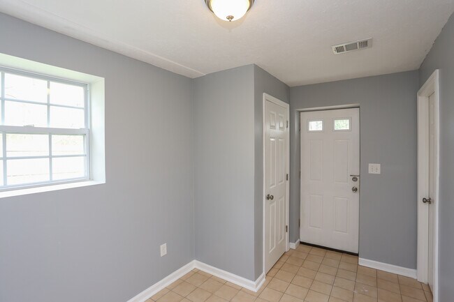 Fotografía del edificio - 7817 Camp Rd