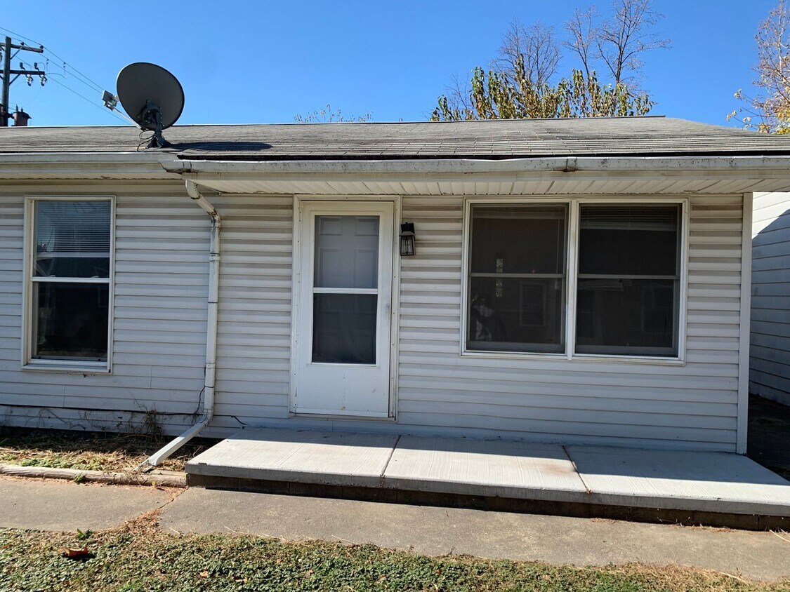 Primary Photo - 406 E Main St
