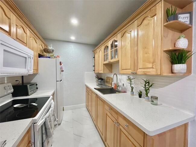 Building Photo - 7110 Fairway Dr