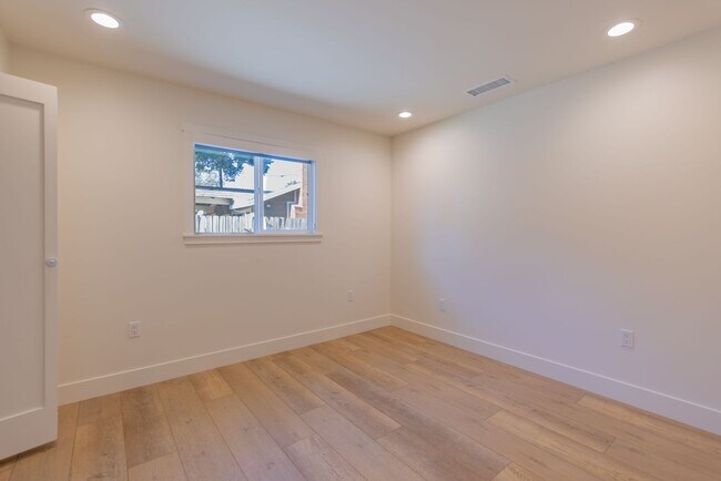 Building Photo - Freshly remodeled duplex home