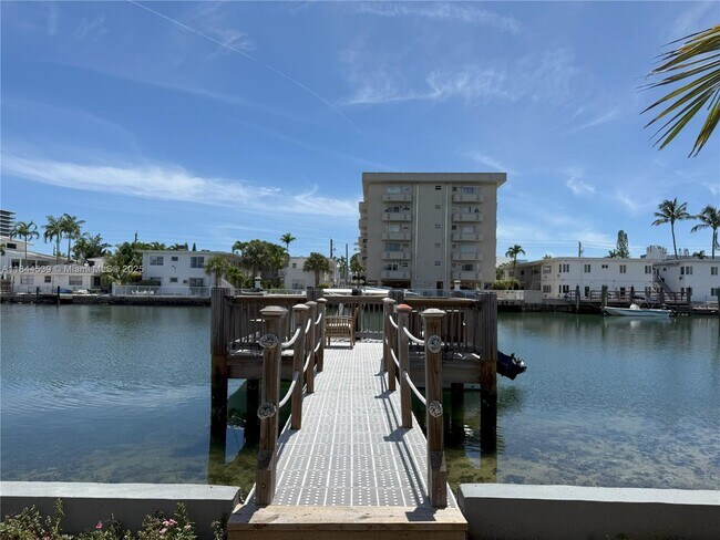 Foto del edificio - 8401 Crespi Blvd