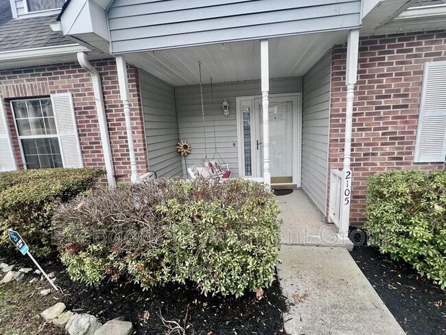 Building Photo - 2105 Silverbrook Dr
