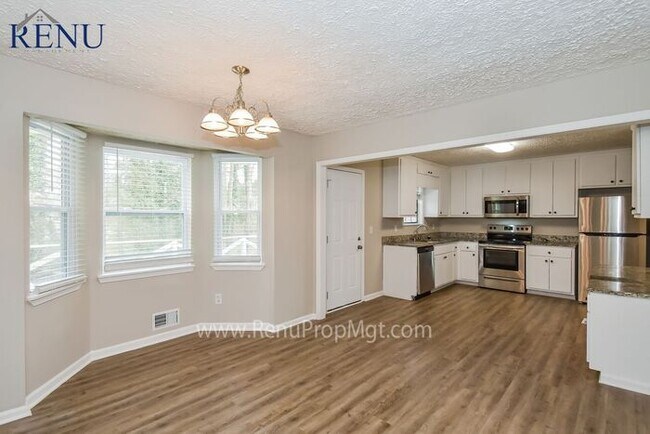 Building Photo - Now Available! 5 Bedroom 2.5 Bath!