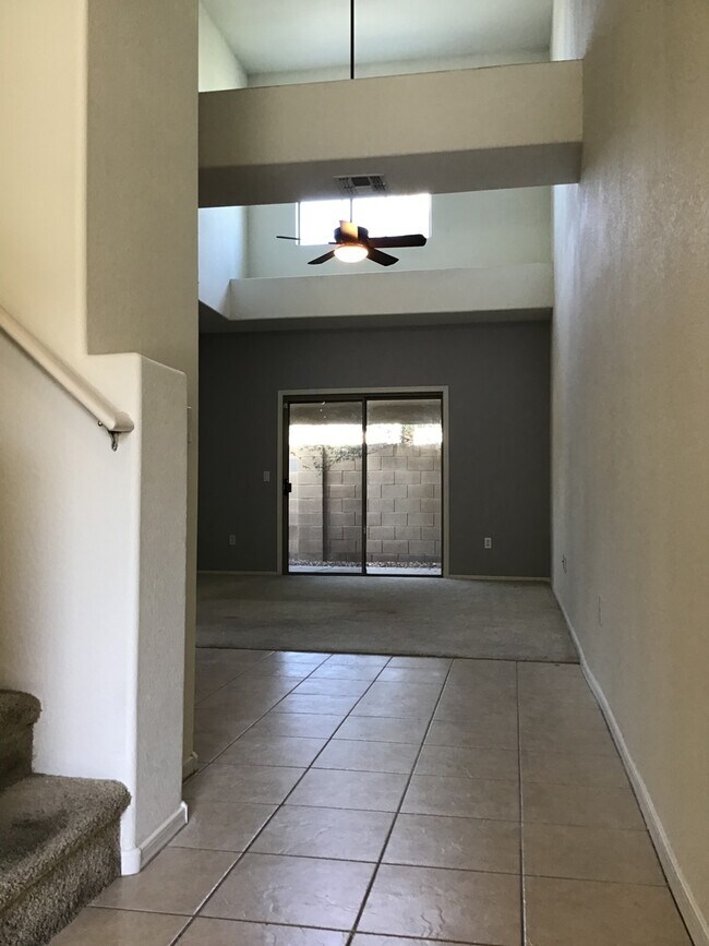 Foto del edificio - COMING SOON! Spacious 4 Bed 2 Bath Home in Phoenix