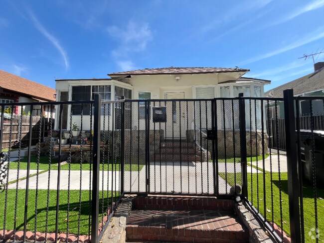 Building Photo - 2910 S Budlong Ave