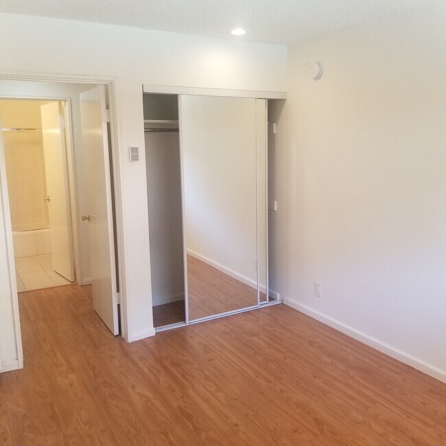 Armario con espejo de 6 pies en el dormitorio. - 1718 Federal Ave