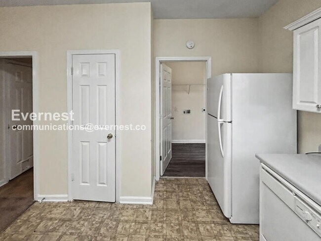 Foto del edificio - 3 Bed, 1.5 Bath Townhome with Fenced Yard / Pet-Friendly / Coming Soon!