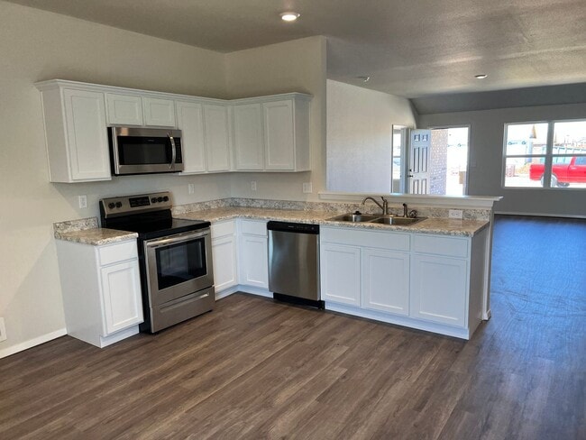 Foto del edificio - Now Leasing-Beautiful Brand New Homes-Carl...