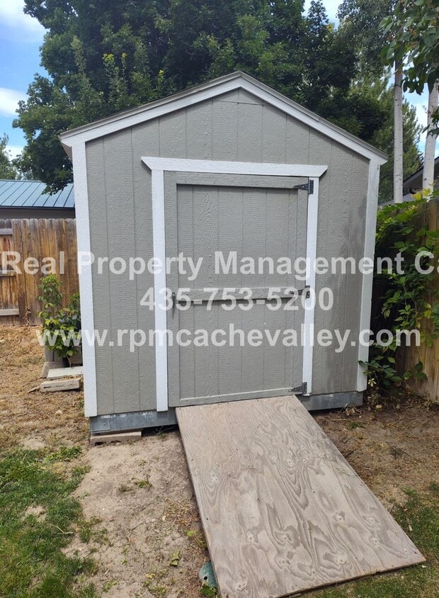 Building Photo - 5 Bedroom Home in Logan! Available in July!