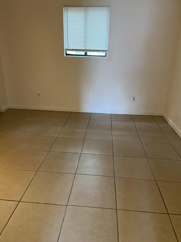 Building Photo - 617 Vallotton Dr