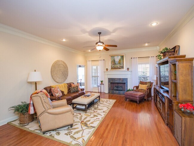 Foto del edificio - Lake Forest Subdivision. Enjoy all the amenities!