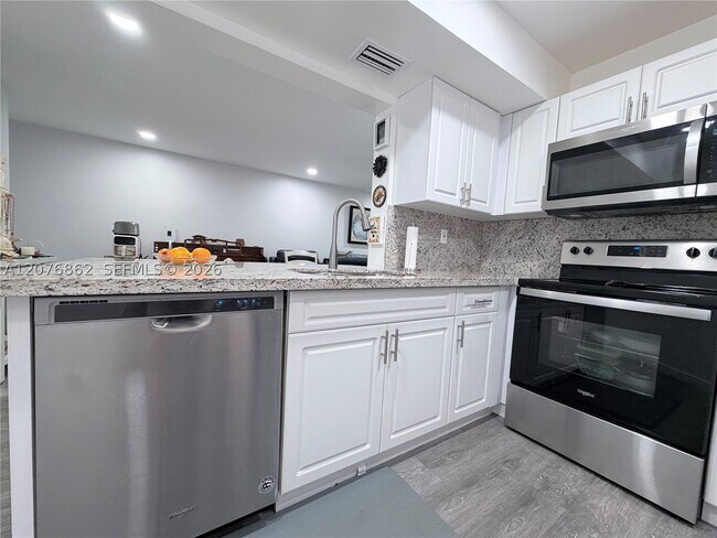 Building Photo - 9731 Fontainebleau Blvd