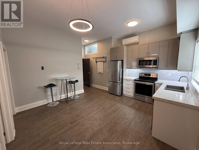 Photo du bâtiment - 2548 Eglinton Ave W