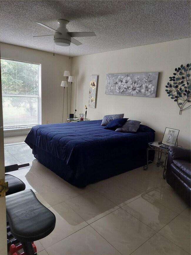 Foto del edificio - 8310 Sands Point Blvd