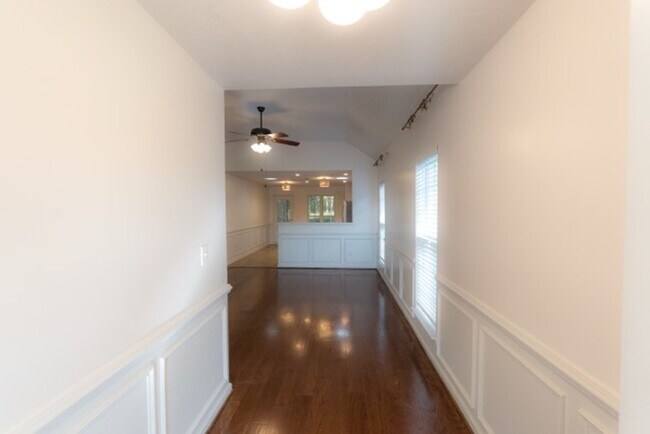 Foto del edificio - Charming 3-Bedroom, 2-Bath Home with Vaulted Ceilings and Open Floor Plan!