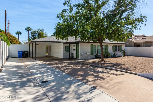 Foto del edificio - 6801 N 14th Pl