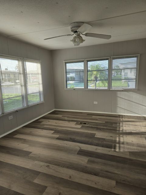 Building Photo - 203 48th Ave W