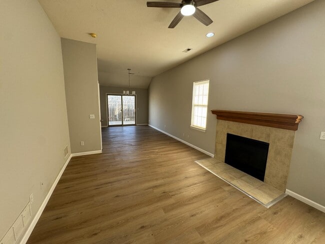 Foto del edificio - 410 Trent Ct