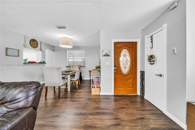 Foto del edificio - 875 E 29th St