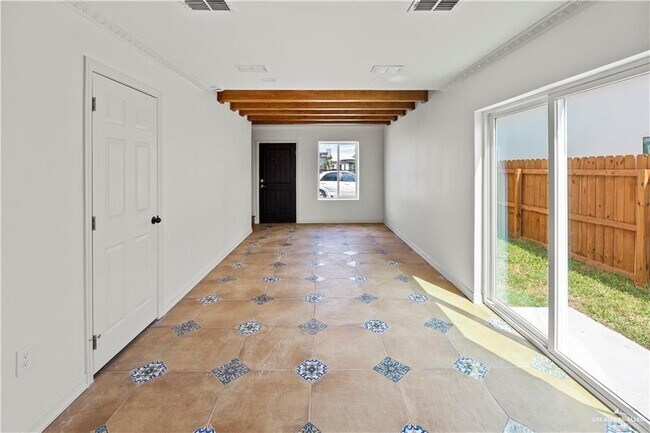 Foto del edificio - 9 Karen Dr